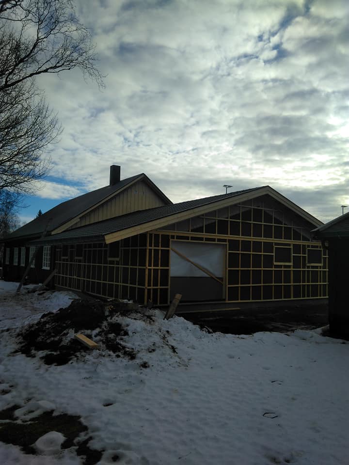 Nybygg – reisverk i vintersol