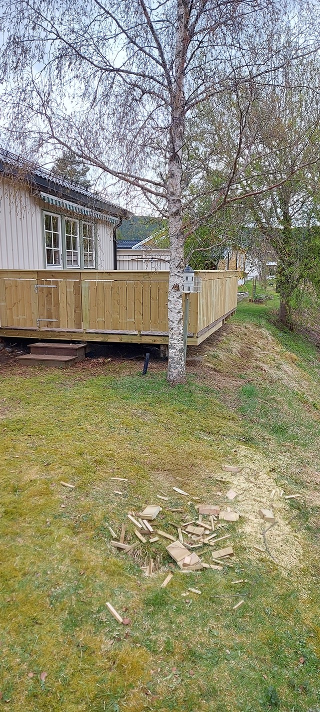 Stor terrasse på skrånende tomt
