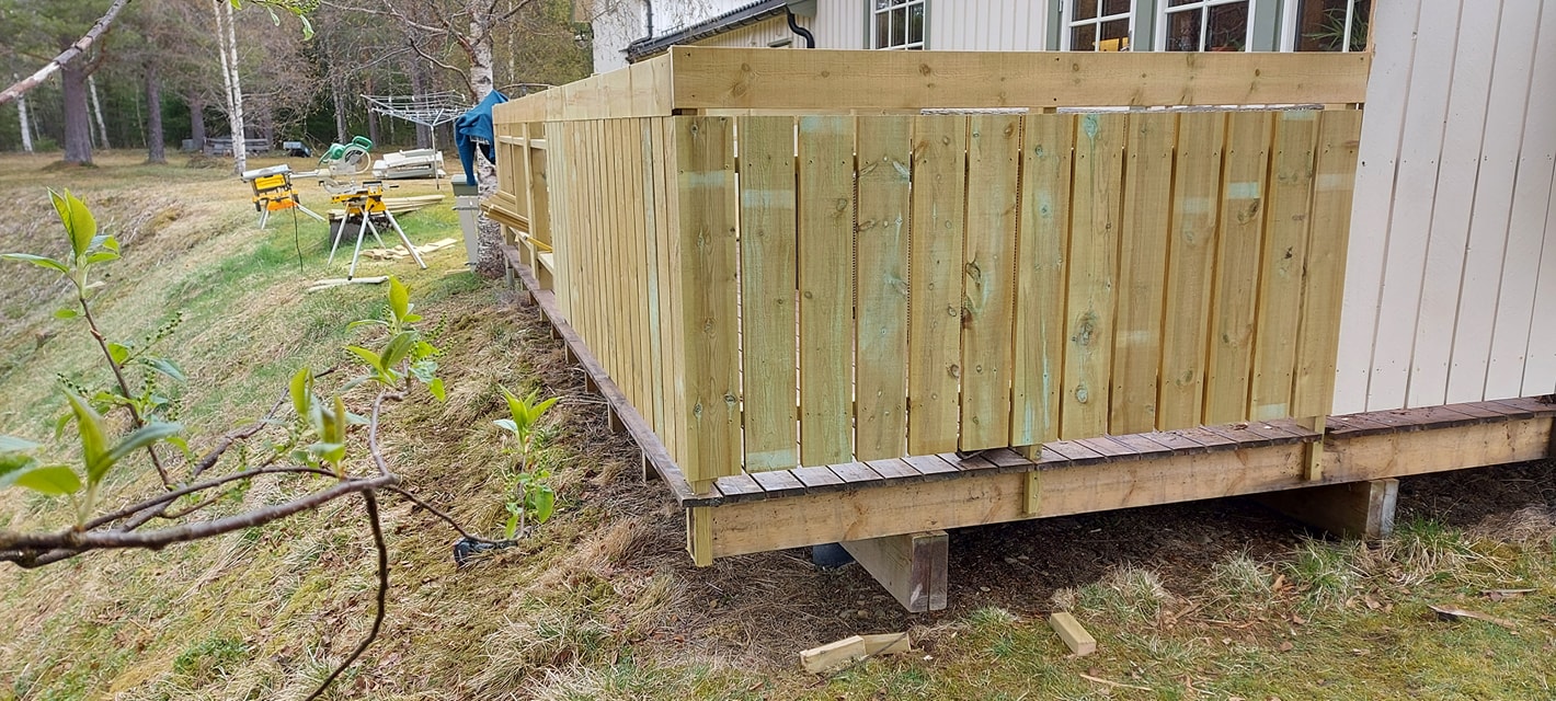 Stor terrasse på skrånende tomt – bilde 2